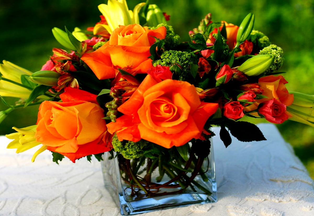 Vase de fleurs sur table / gratuit image pour fond d'écran 1600x1100