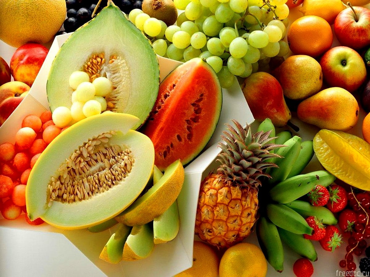 Variété de fruits et légumes frais exposés - images d'arrière-plan