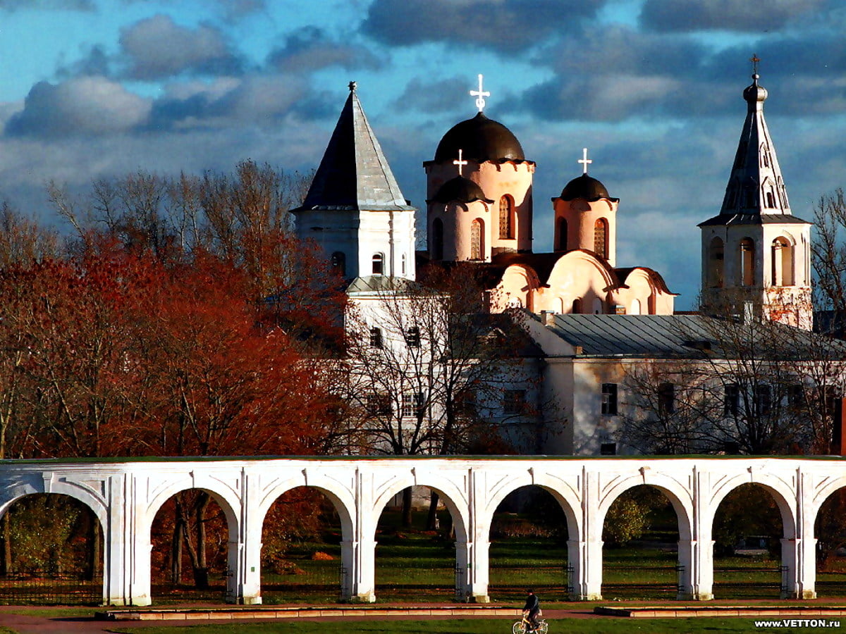 Stone church and bridge (Veliky Novgorod, Russia) — background image 1024x768