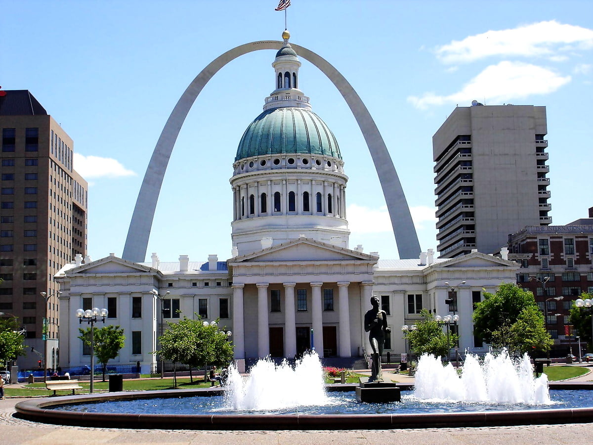 Grand bâtiment blanc et ancien palais de justice (Saint Louis, Missouri, États-Unis d'Amérique) : gratuit photo d'arrière-plan 1600x1200