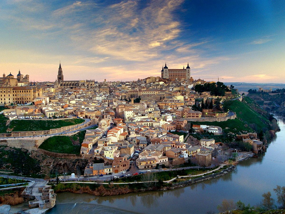 Wallpaper - large lake and city (Toledo, Spain)