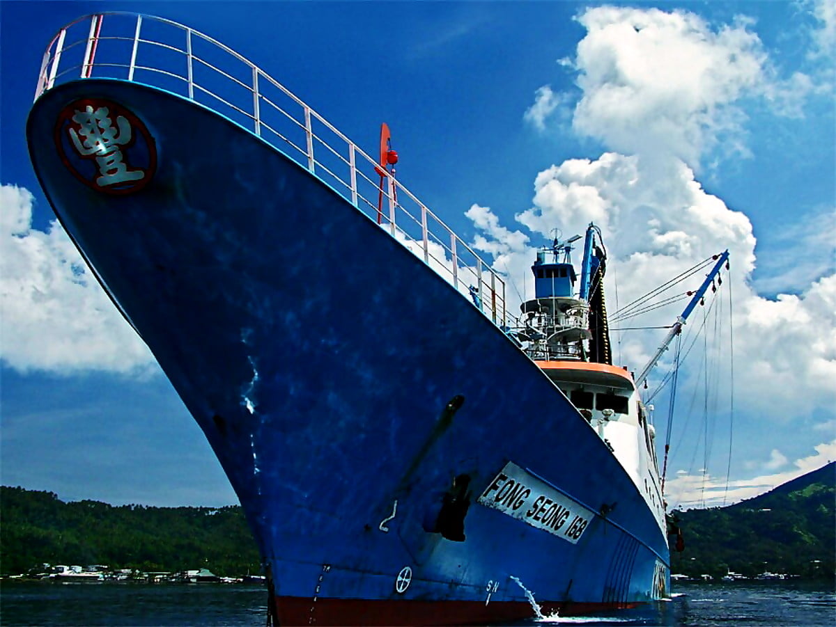 Large ship in lake / free HD background image (900x676)