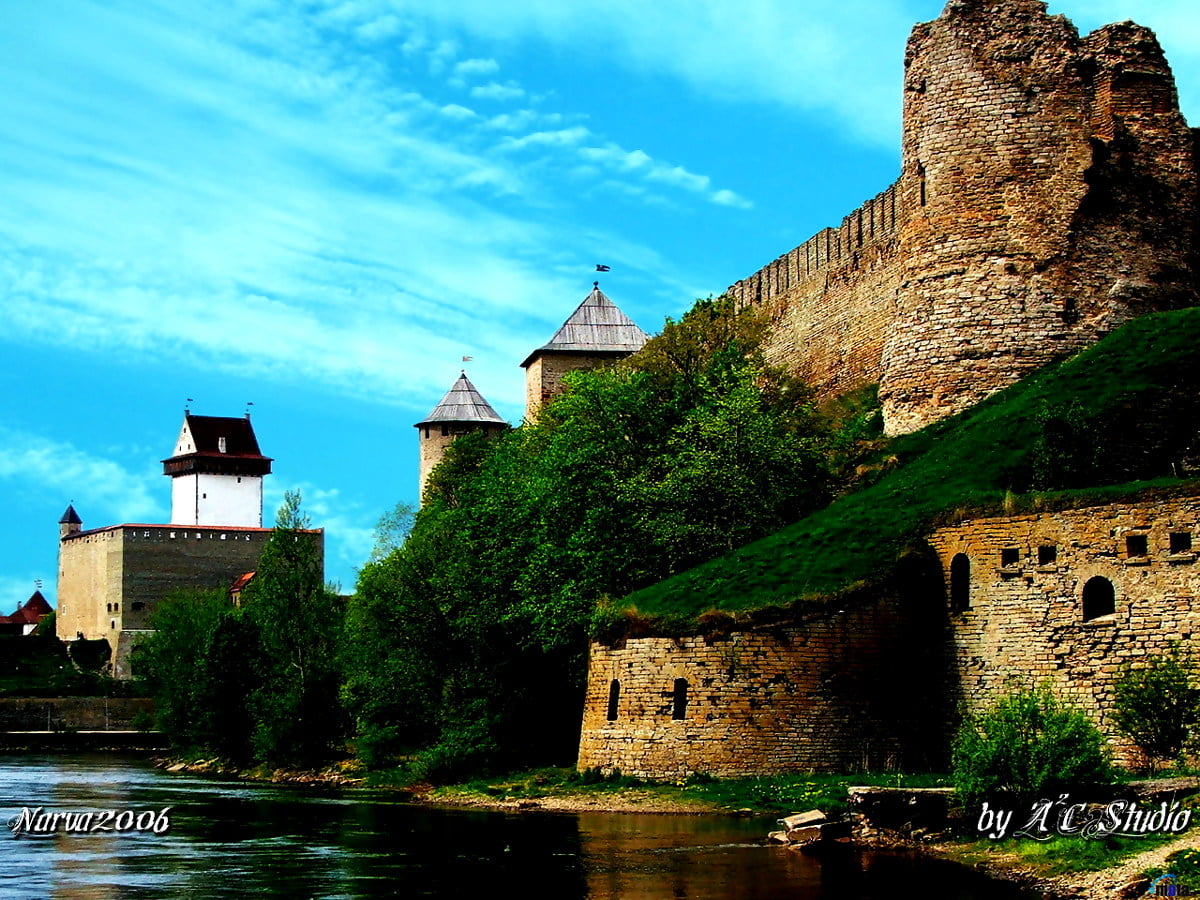 Château avec de l'eau devant la maison (Fort d'Hermann, Narva, Estonie) / gratuit fond d'écran