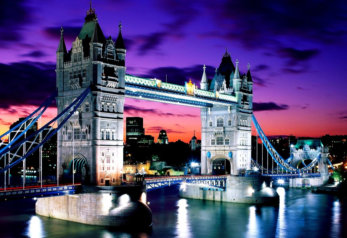 Castle and water (Tower Bridge, London, England, United Kingdom) / wallpaper