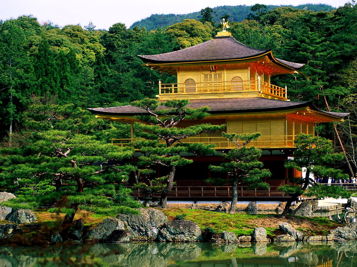 Maison à côté du lac et Kinkaku-ji (Kyoto, Japon) - photo pour fond d'écran 1600x1200