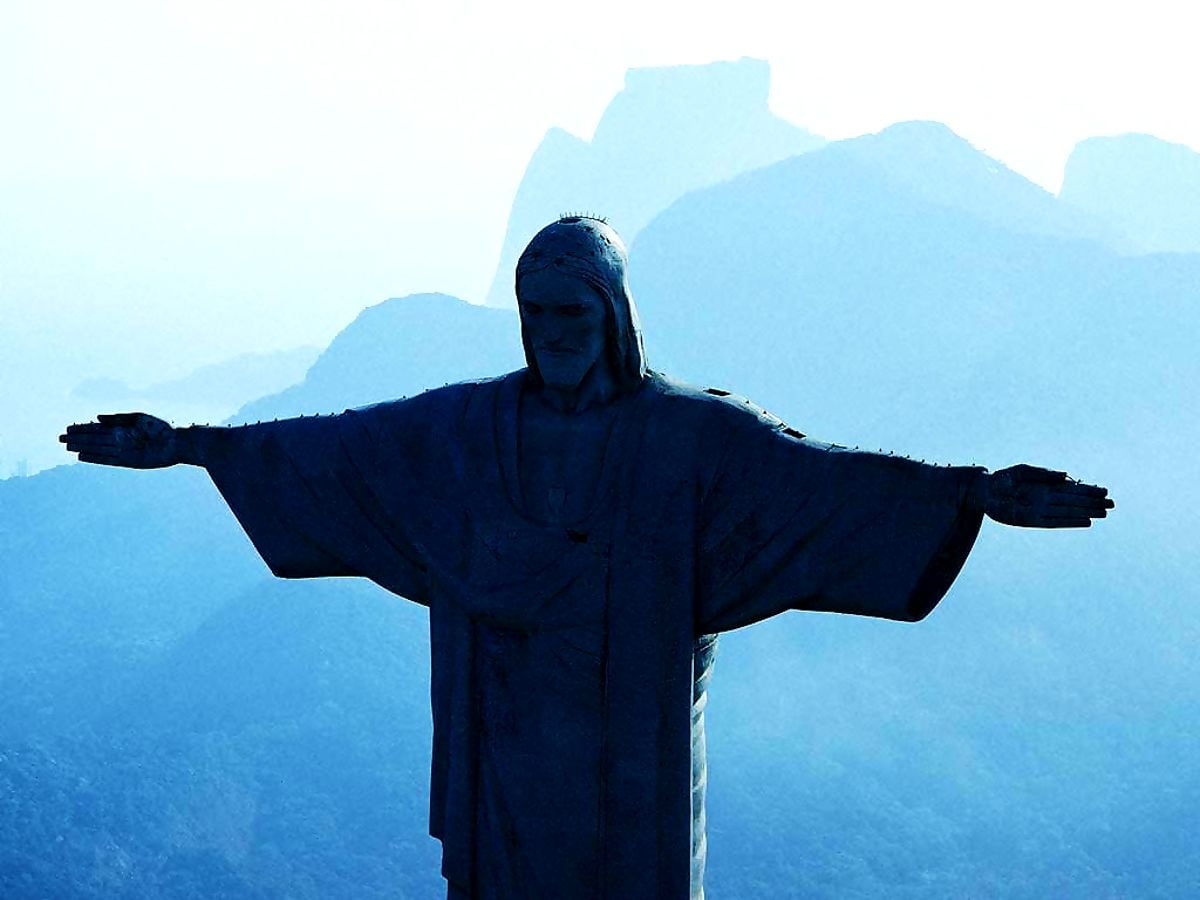 Image de fond : homme debout devant la montagne (1024x768)