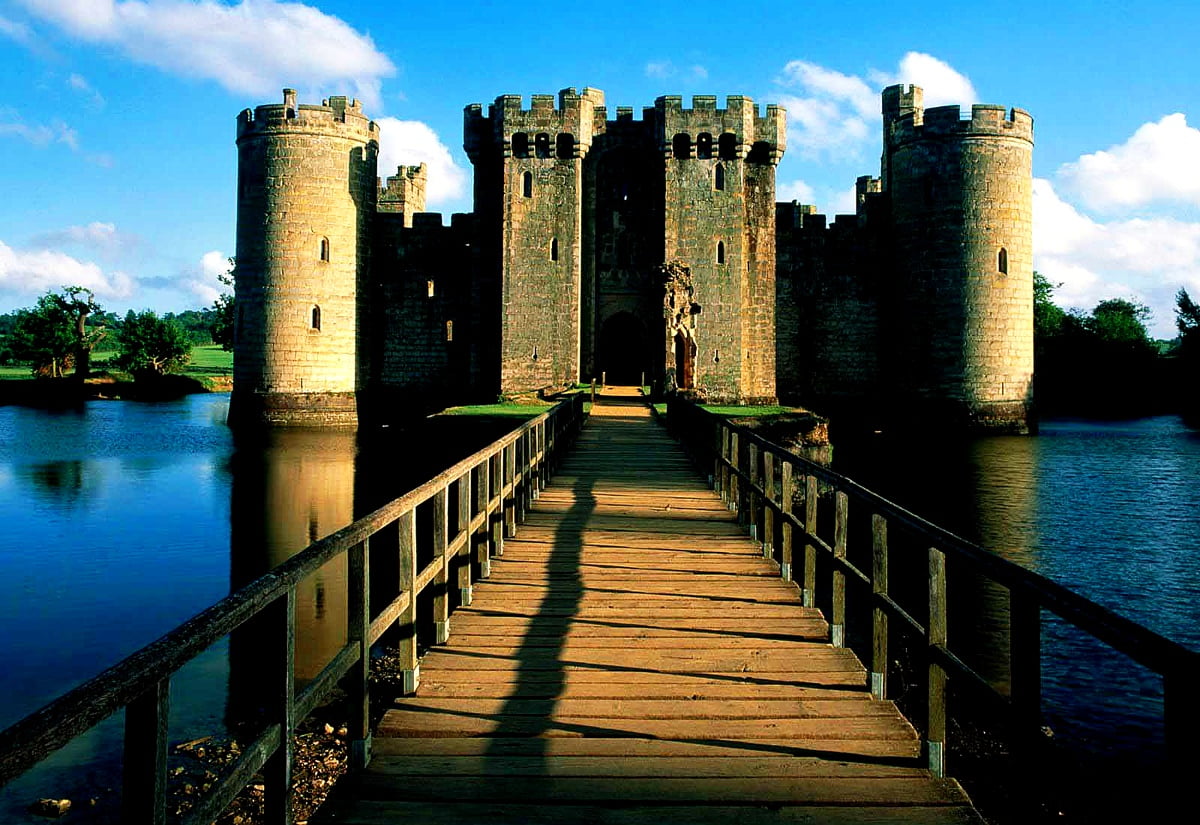 Château de Bodiam sur la rivière (Rother, Angleterre, Royaume-Uni) / gratuit fonds d'écran 1600x1100