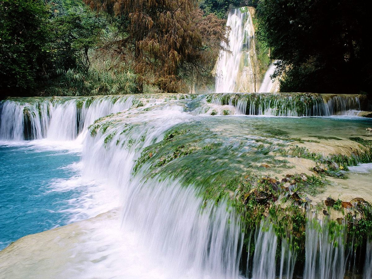 Grande cascade sur l'eau : image de fond (1600x1200)