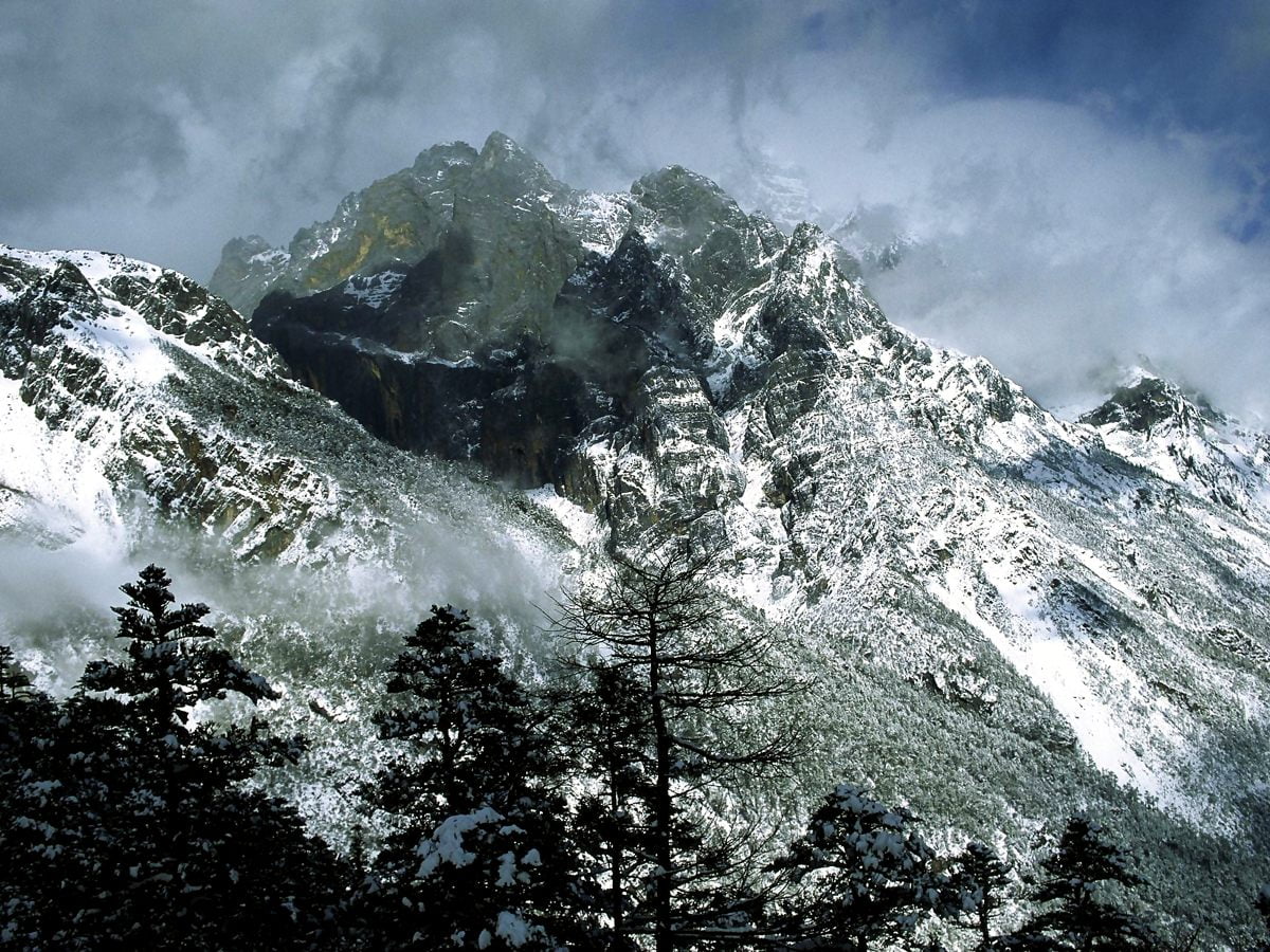 Montagne couverte de neige : image de fond (1600x1200)
