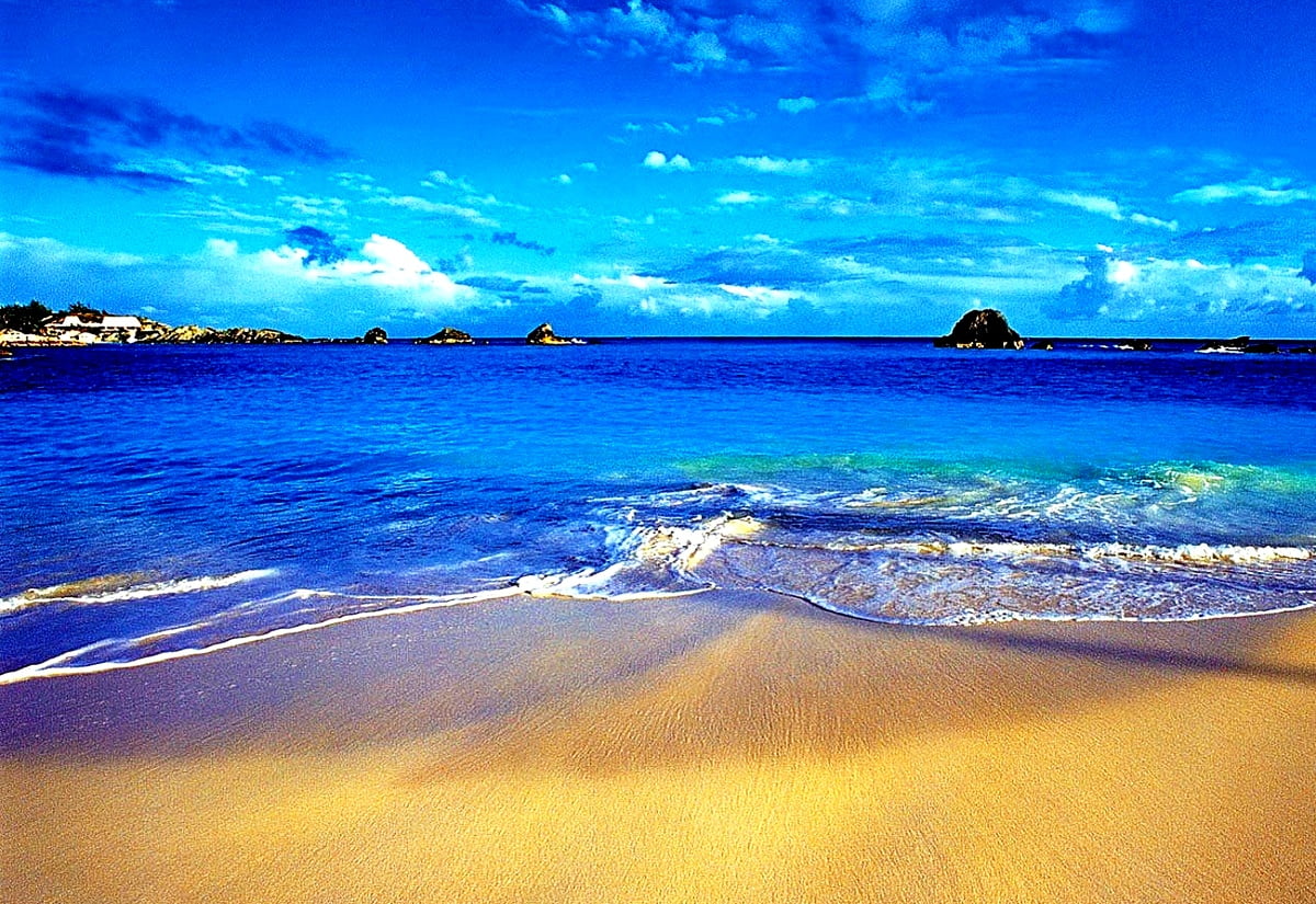 Free background HD — large sea next to ocean