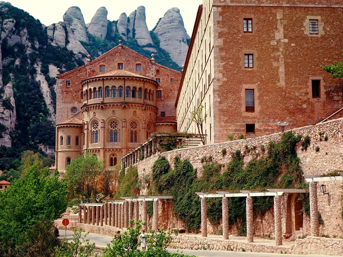 Grand bâtiment en brique et montagne (Abbaye de Montserrat, Espagne) - photo pour fond d'écran 1600x1200