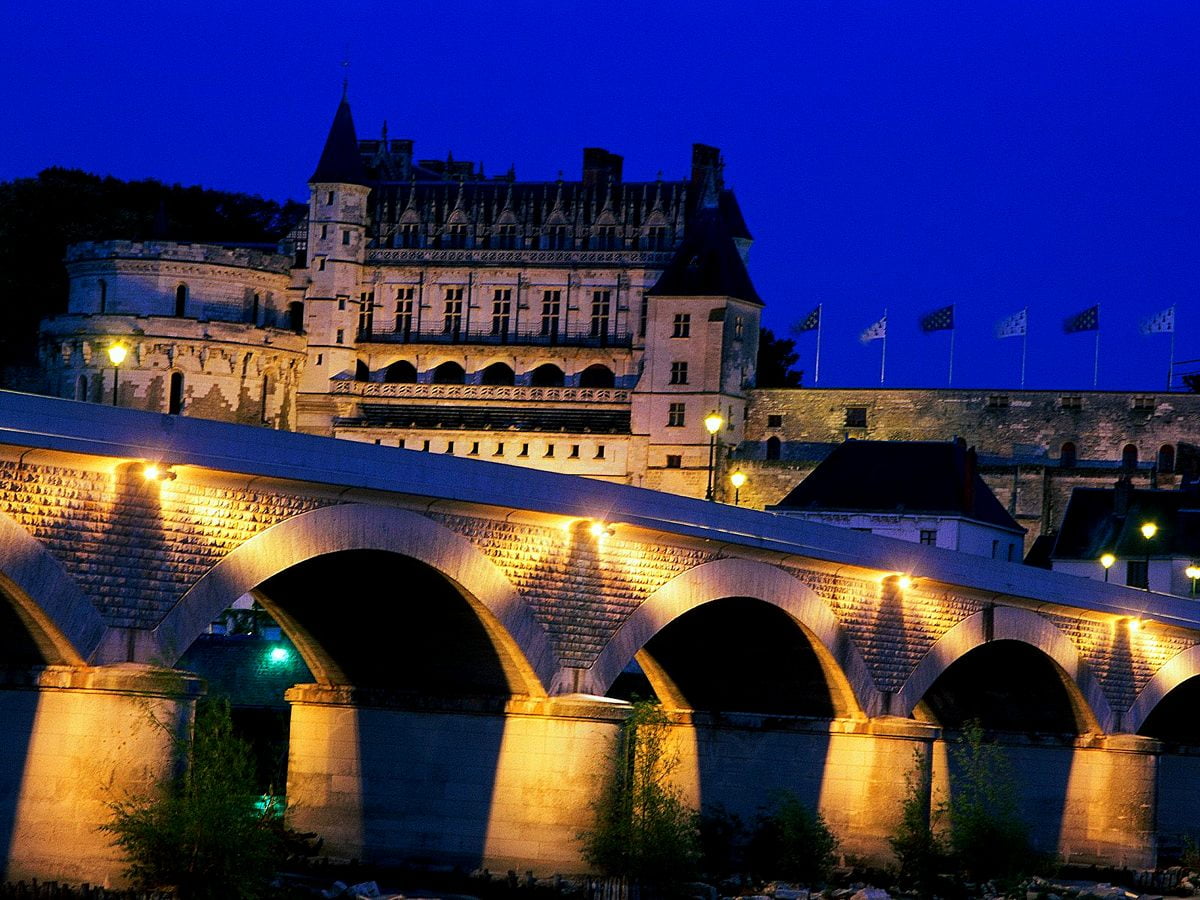 Grand pont éclairé la nuit (Château d'Amboise, Amboise, France) : gratuit photo pour fond d'écran