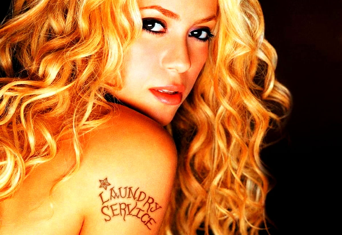 Shakira en chemise jaune : gratuit photo pour fond d'écran