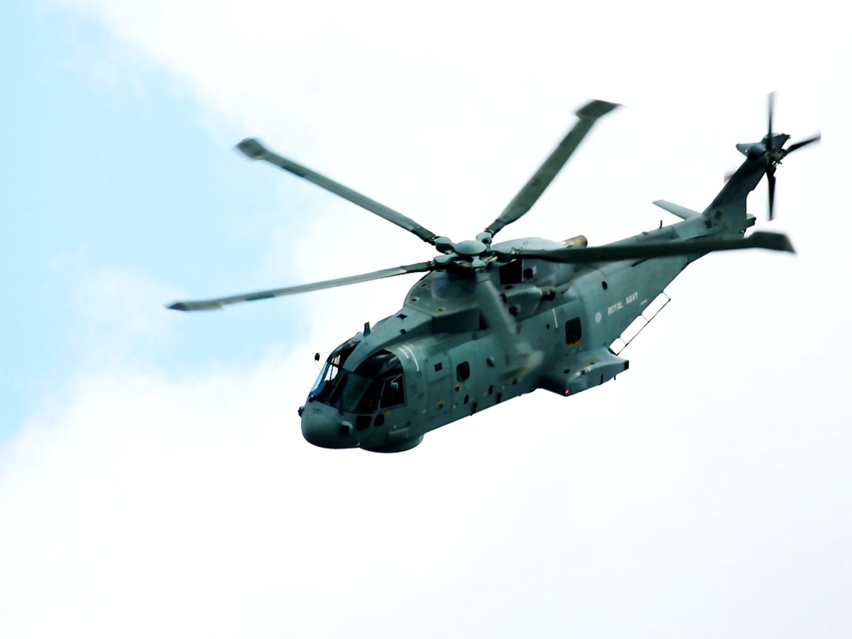 1024x768 wallpaper : helicopter flying in air