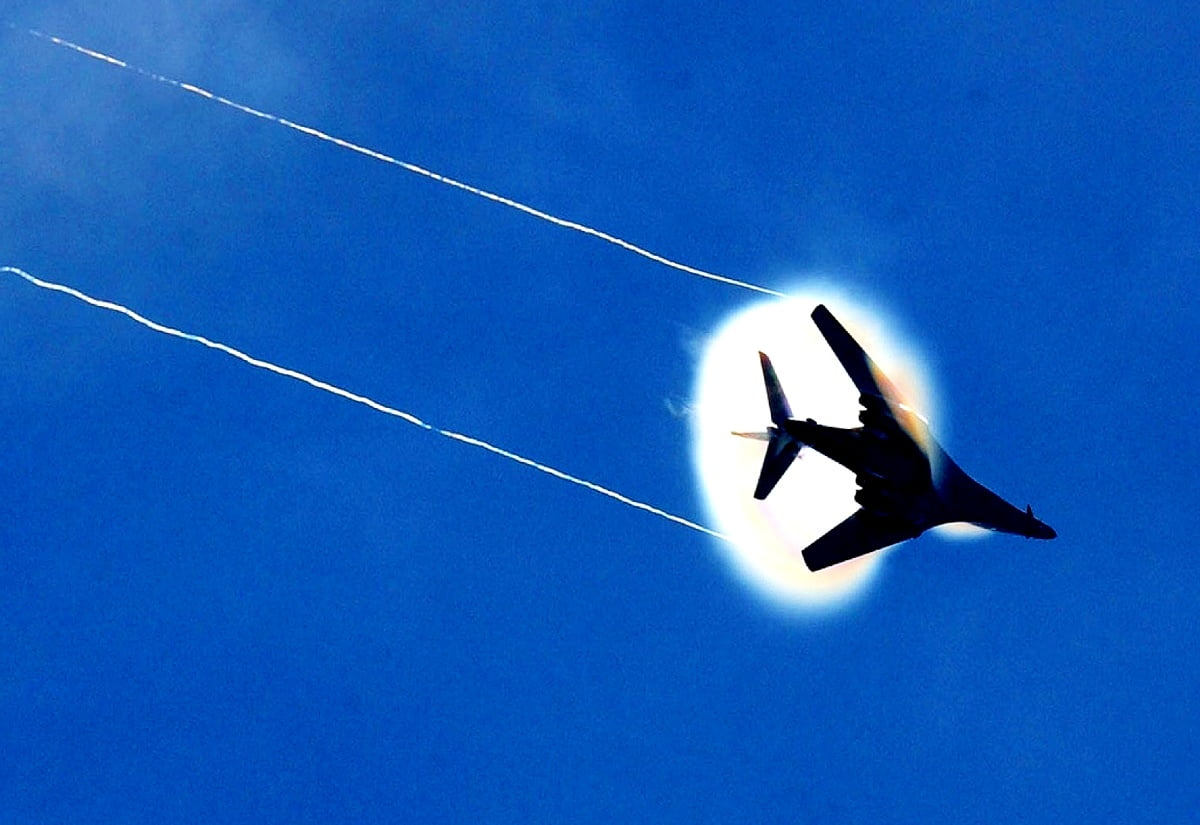 Gratuit fond d'écran — avion de chasse volant à travers un ciel bleu nuageux (1600x1100)