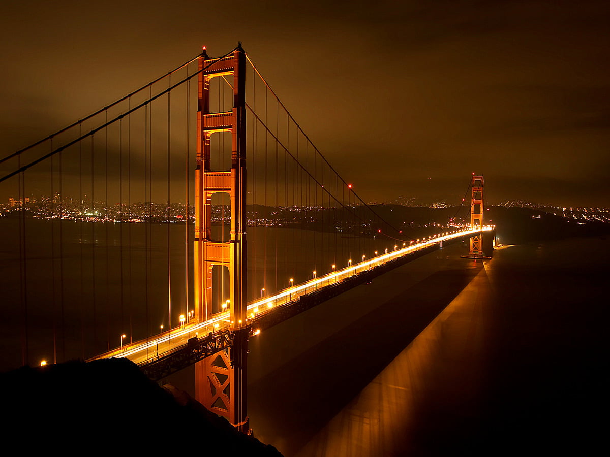 Grand pont éclairé la nuit et Golden Gate Bridge (Marin Headlands, Californie, États-Unis d'Amérique) / photo d'arrière-plan