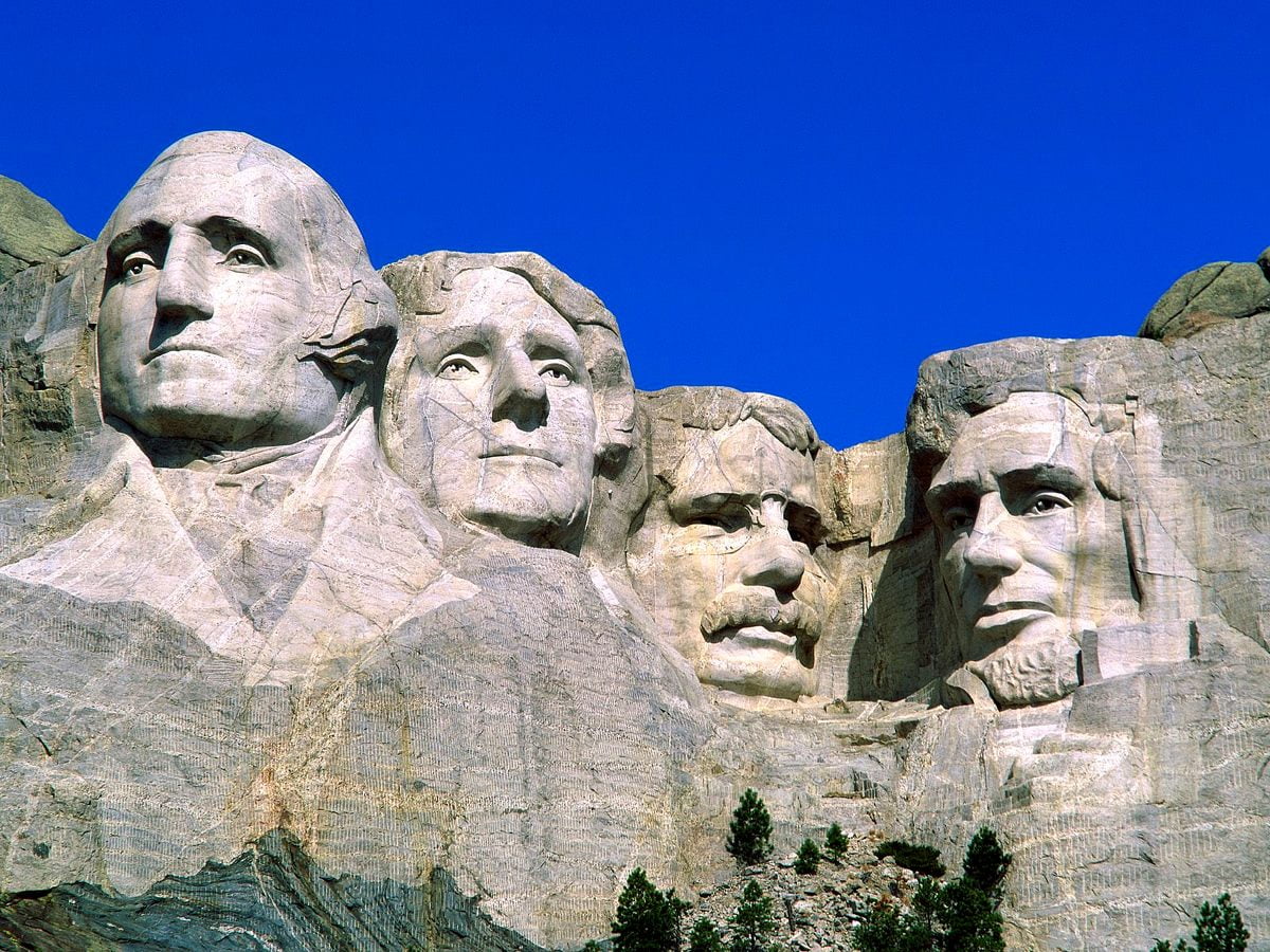 Statue de gros rocher et Mount Rushmore National Memorial (Forêt nationale des Black Hills, Dakota du Sud, États-Unis d'Amérique) — gratuit HD photo pour fond d'écran