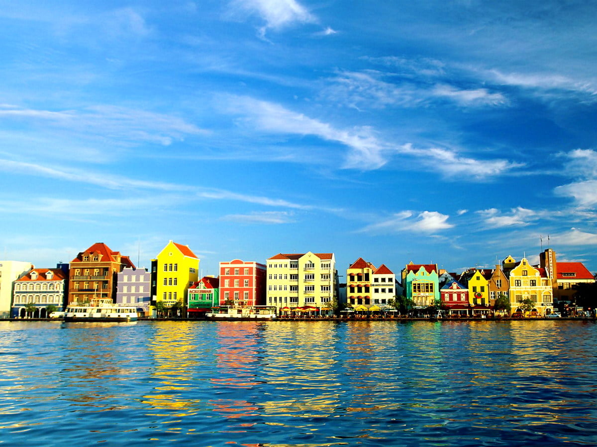 1600x1200 background image / large lake and buildings with Willemstad