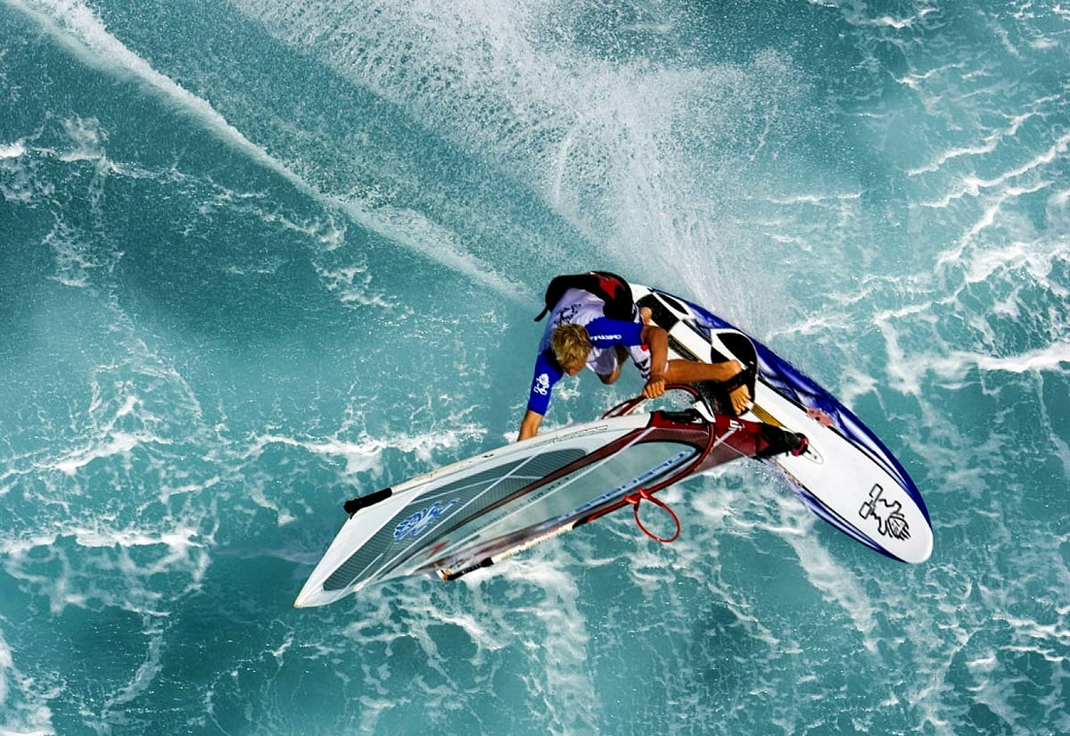 Man riding wave on surfboard in water - screen wallpaper (1600x1100)