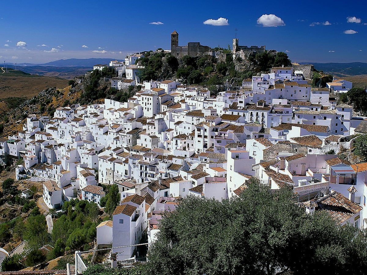 Free backgrounds HD - large building and mountain (Casares, Spain) 1600x1200