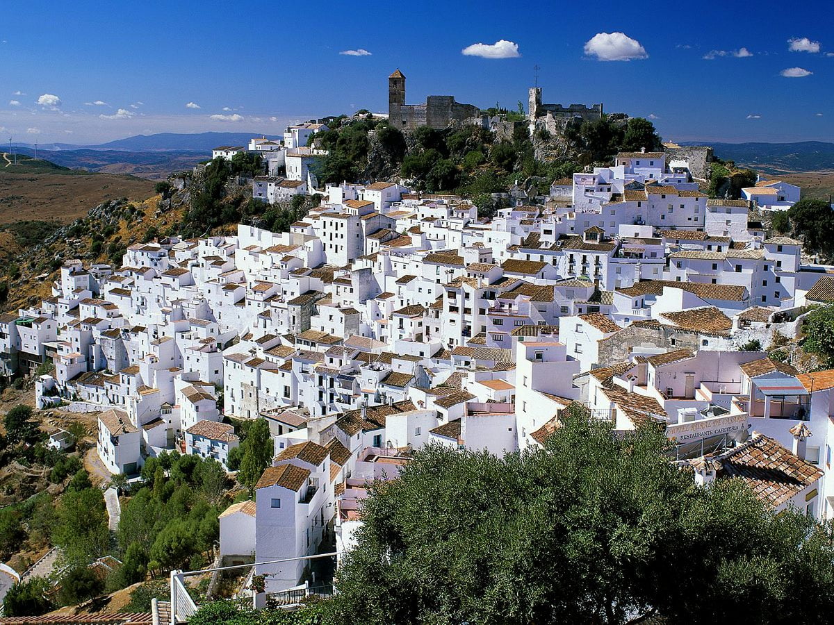 Large building and mountain (Casares, Spain) : free wallpapers