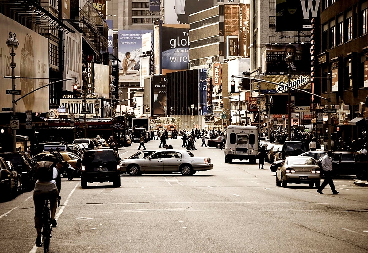 Voiture roulant dans une rue animée de la ville : gratuit photo pour fond d'écran